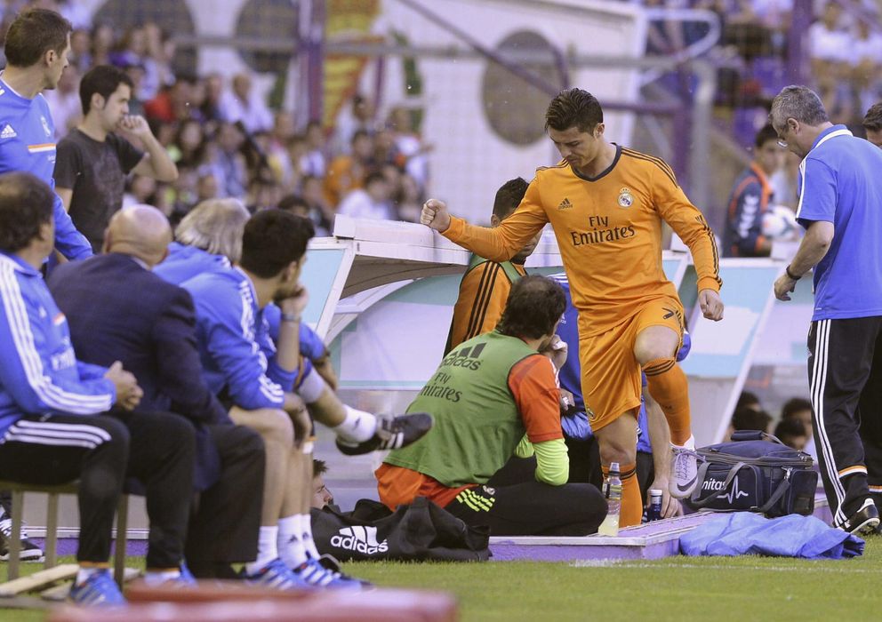 Foto: Cristiano Ronaldo, nada más abandonar el terreno de juego del Nuevo Zorrilla (EFE)