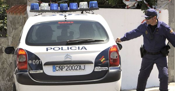 Foto: Policía Nacional en Playa de Vargas (Canarias), en una operación de 2010 (EFE)