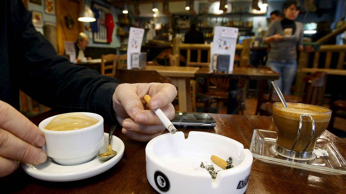 Seis años sin tabaco en los bares: "No sé cómo podíamos aguantar esa peste"