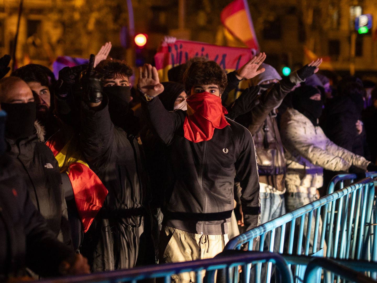Manifestantes cantan 'Cara al sol' en la calle Ferraz. (Europa Press/Alejandro Martínez Vélez)