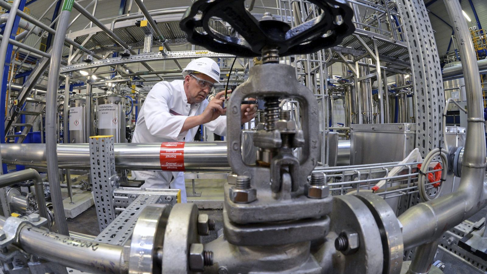 Foto: Un empleado de ThyssenKrupp Bert Stoffels trabaja en la nueva planta de biotecnología en Leuna, Alemania. (EFE)