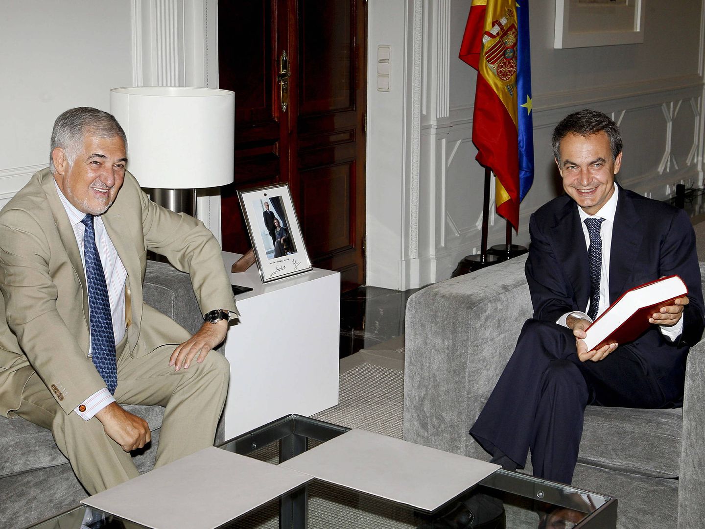 El expresidente del Gobierno, José Luis Rodríguez Zapatero, con el ex fiscal general Cándido Conde Pumpido. (EFE)