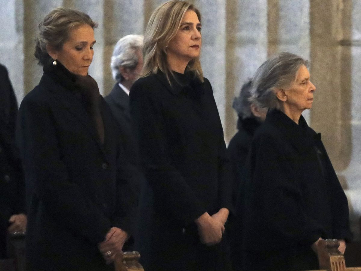Foto: Las infantas Elena y Cristina, en el funeral por Juan de Borbón. (EFE)