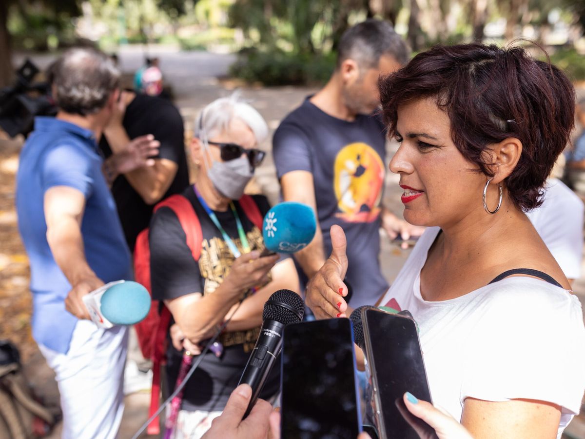 Foto: Teresa Rodríguez, en un acto de campaña en Málaga. (EFE / Carlos Díaz)