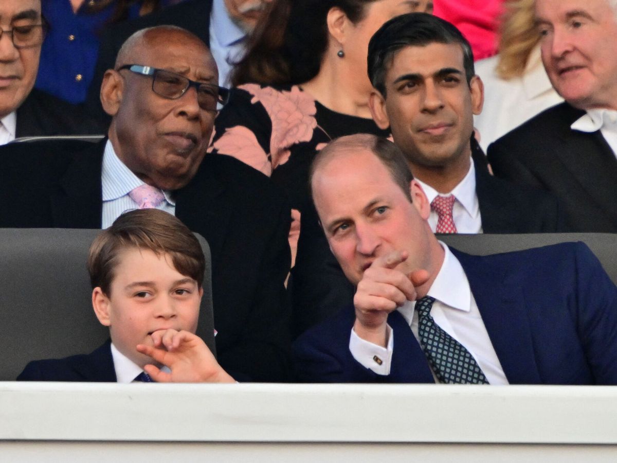 Foto: El príncipe Guillermo y su hijo George, durante el concierto. (Reuters/Pool/Mark Large)