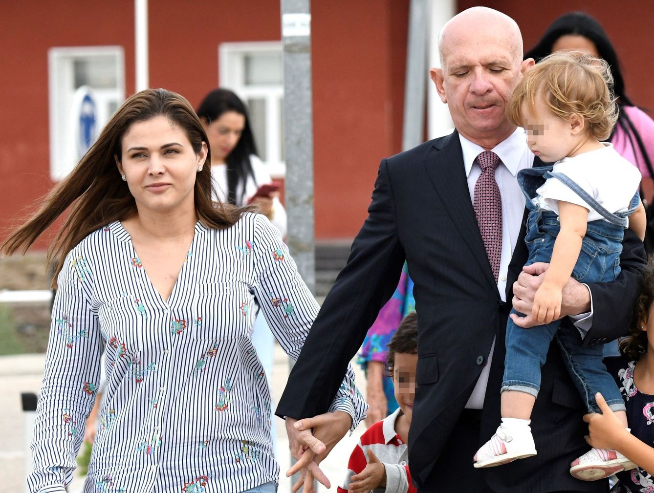 Carvajal sale de la cárcel de Estremera (Madrid) en septiembre de 2019 acompañado de su familia. (EFE)