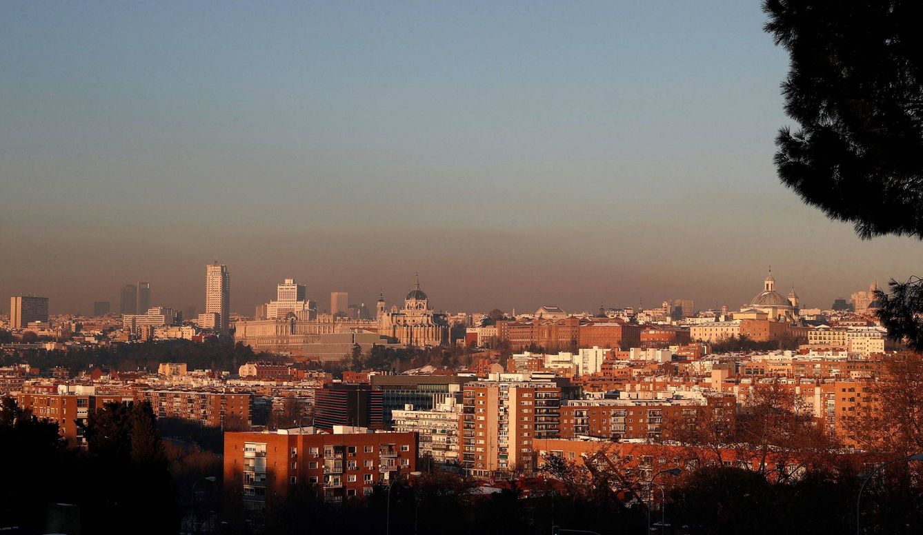 Clara capa de contaminación sobre la ciudad de Madrid. (EFE)