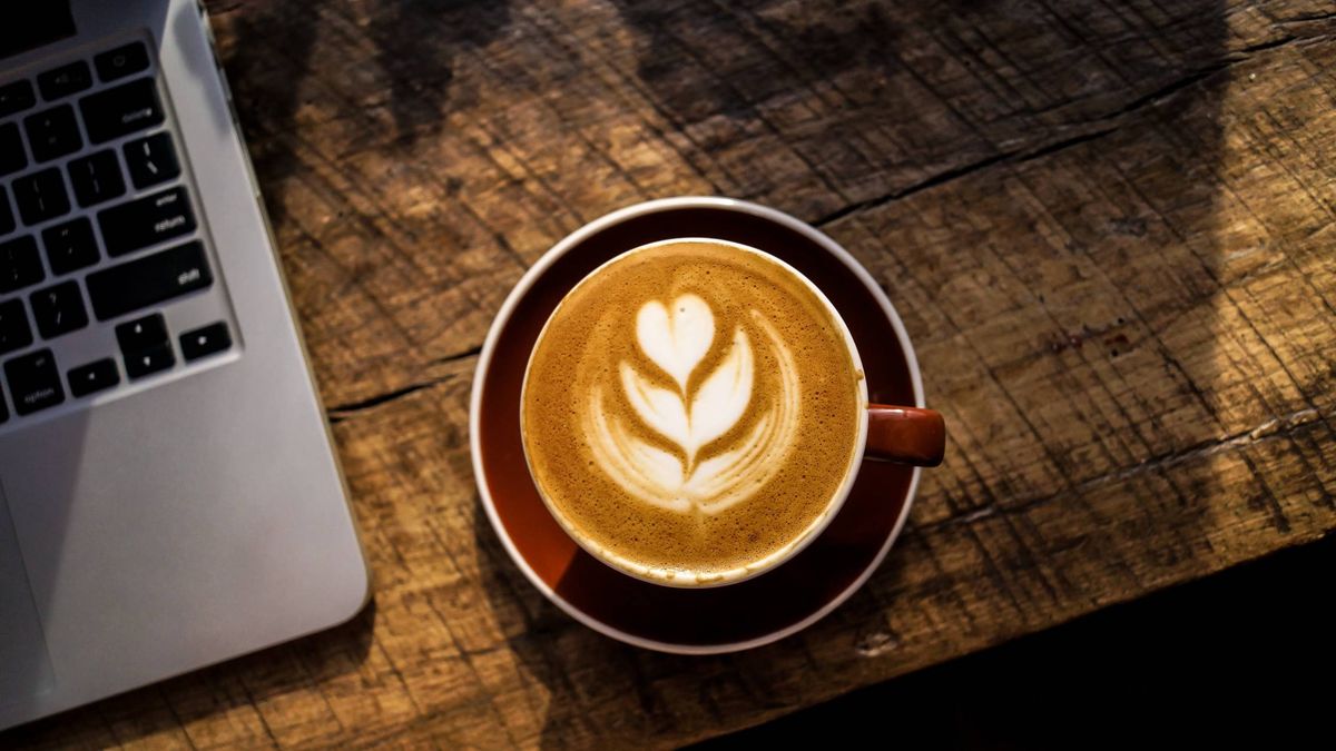 De cuarentena, la cafetera está más cerca: los peligros de la cafeína