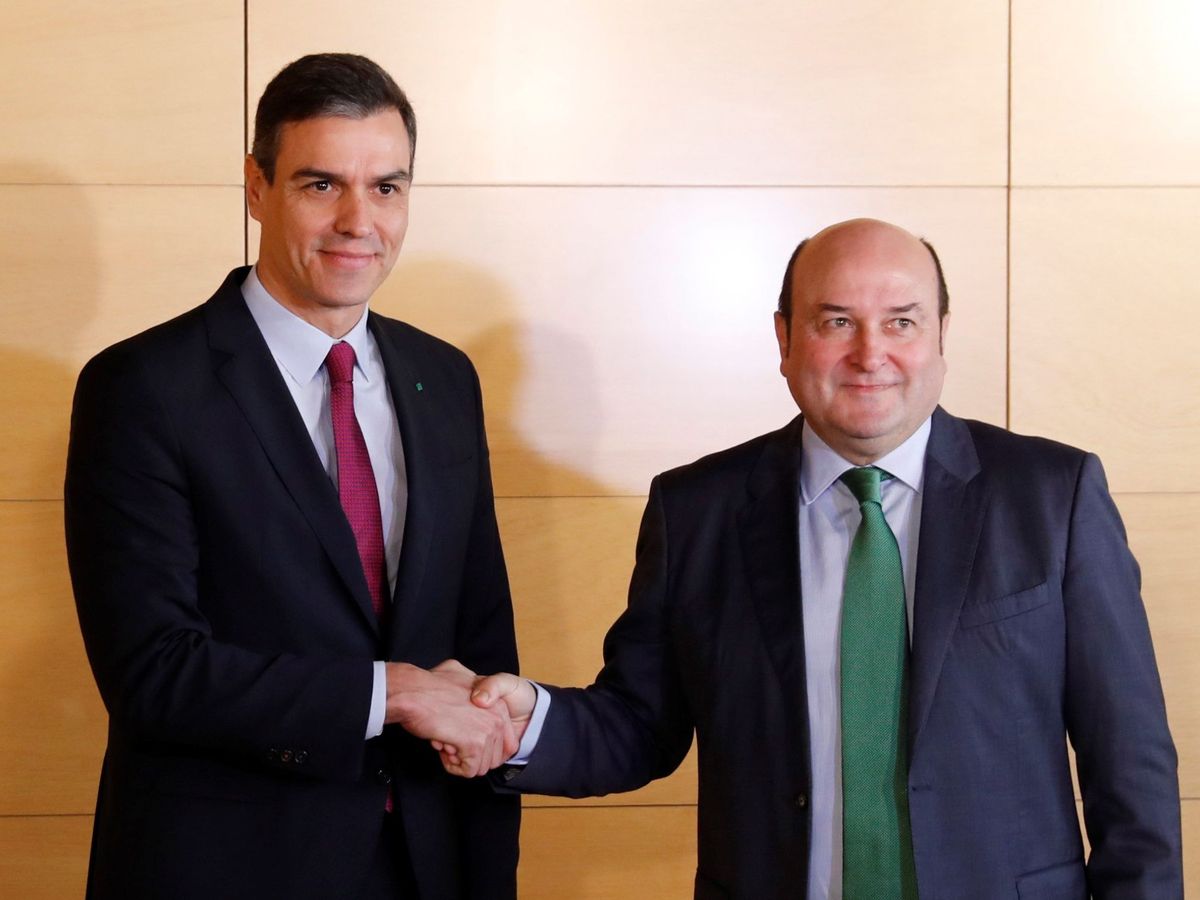 Foto: Sánchez y Ortúzar se saludan tras el acuerdo con el PNV para facilitar su investidura. (EFE)