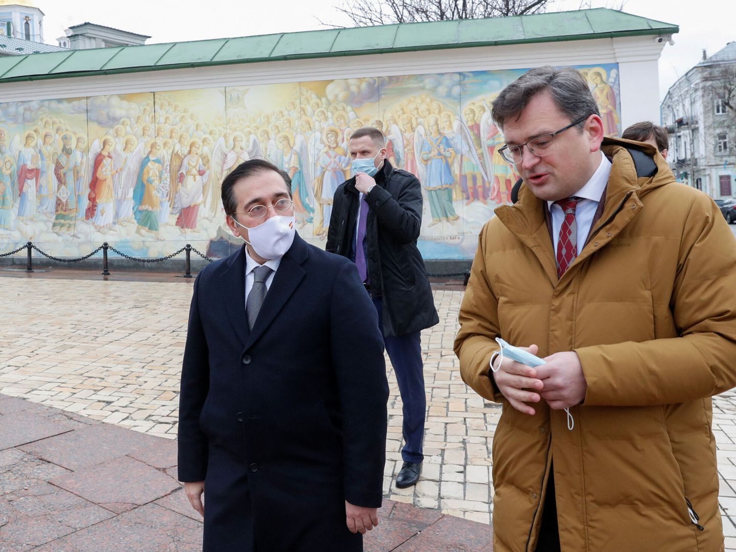 José Manuel Albares con Dmytro Kuleba esta mañana en Kiev (Reuters/ Valentyn Ogirenko)
