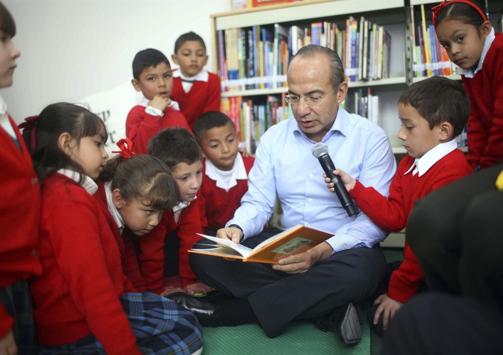 Foto: El expresidente mexicano Felipe Calderón inaugura una biblioteca, en febrero de 2012. (Efe)