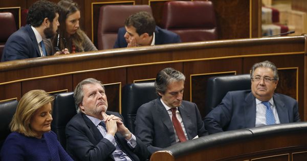Foto: Los ministros Fátima Báñez, Iñigo Méndez de Vigo, Íñigo de la Serna y Juan Ignacio Zoido. Detrás, la bancada de Ciudadanos. (EFE)