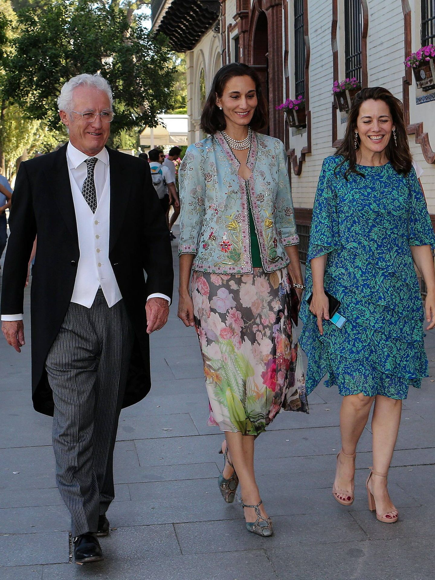 Algunos de los invitados, a su llegada a la boda. (Sevilla Press)