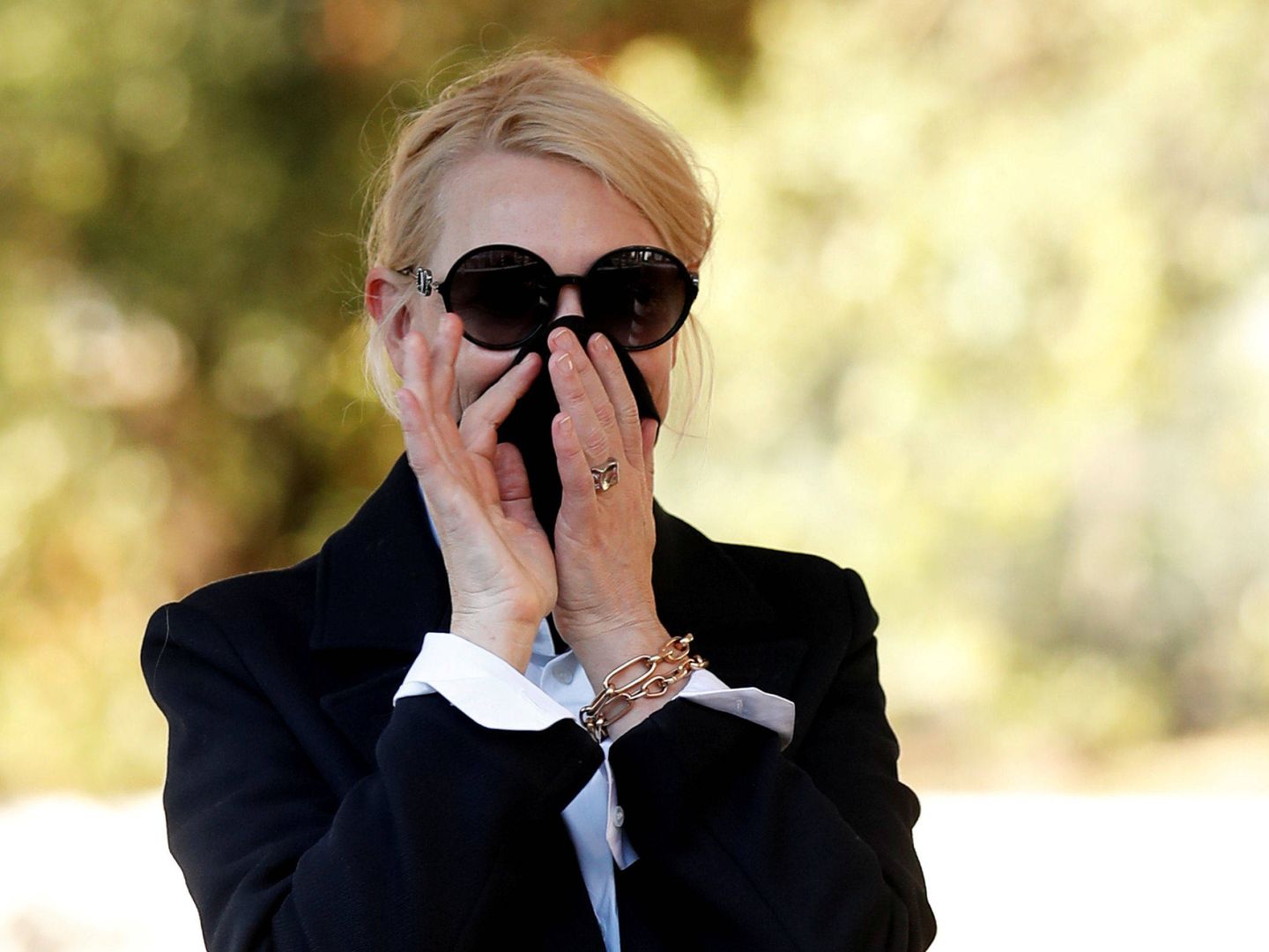 Cate Blanchett, enmascarándose. (Reuters)
