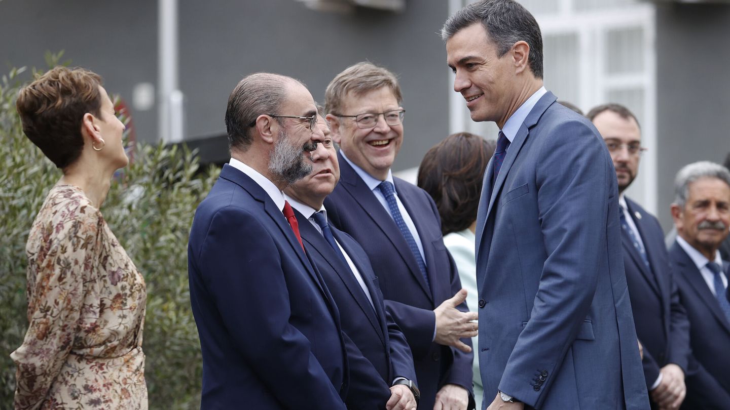 El presidente del Gobierno, Pedro Sánchez (d), saluda al presidente de Aragón, Javier Lambán. (EFE/Juan Carlos Hidalgo)