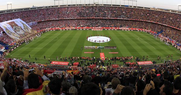 Foto: La grada del Calderón en la última final Barça-Sevilla. (EFE) 