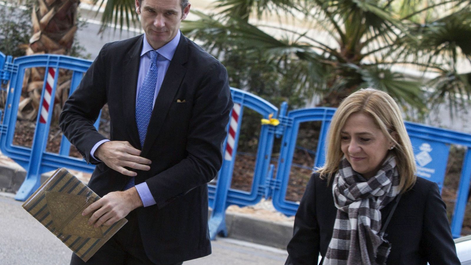 Foto: Iñaki Urdangarin y su mujer, la infanta Cristina, a su llegada a los juzgados. (EFE) 