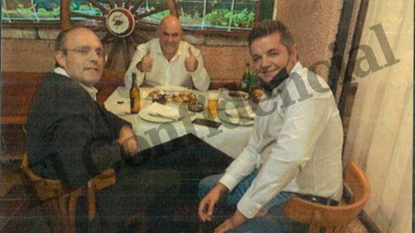 Taishet Fuentes (derecha), en una comida junto al mediador y uno de los empresarios investigados. 