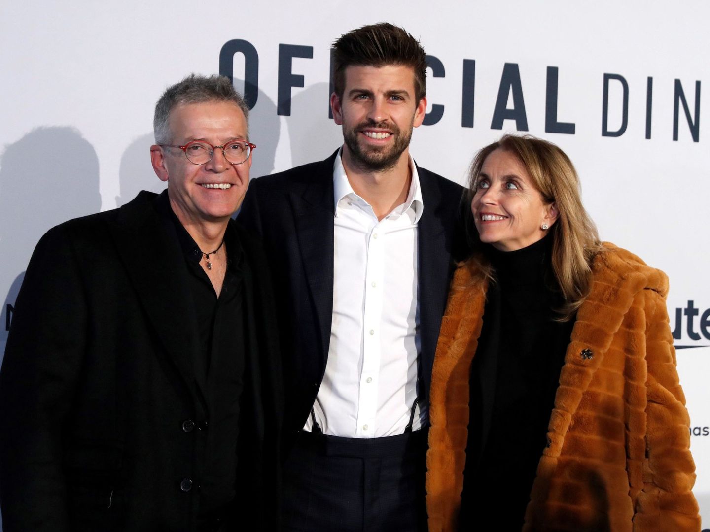 Gerard Piqué, con sus padres en la Copa Davis. (EFE)
