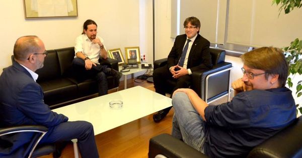 Foto: Carles Puigdemont (c) se reúne con el líder de Podemos, Pablo Iglesias, y el del nuevo partido de los 'comuns', Xavier Domènech (d).