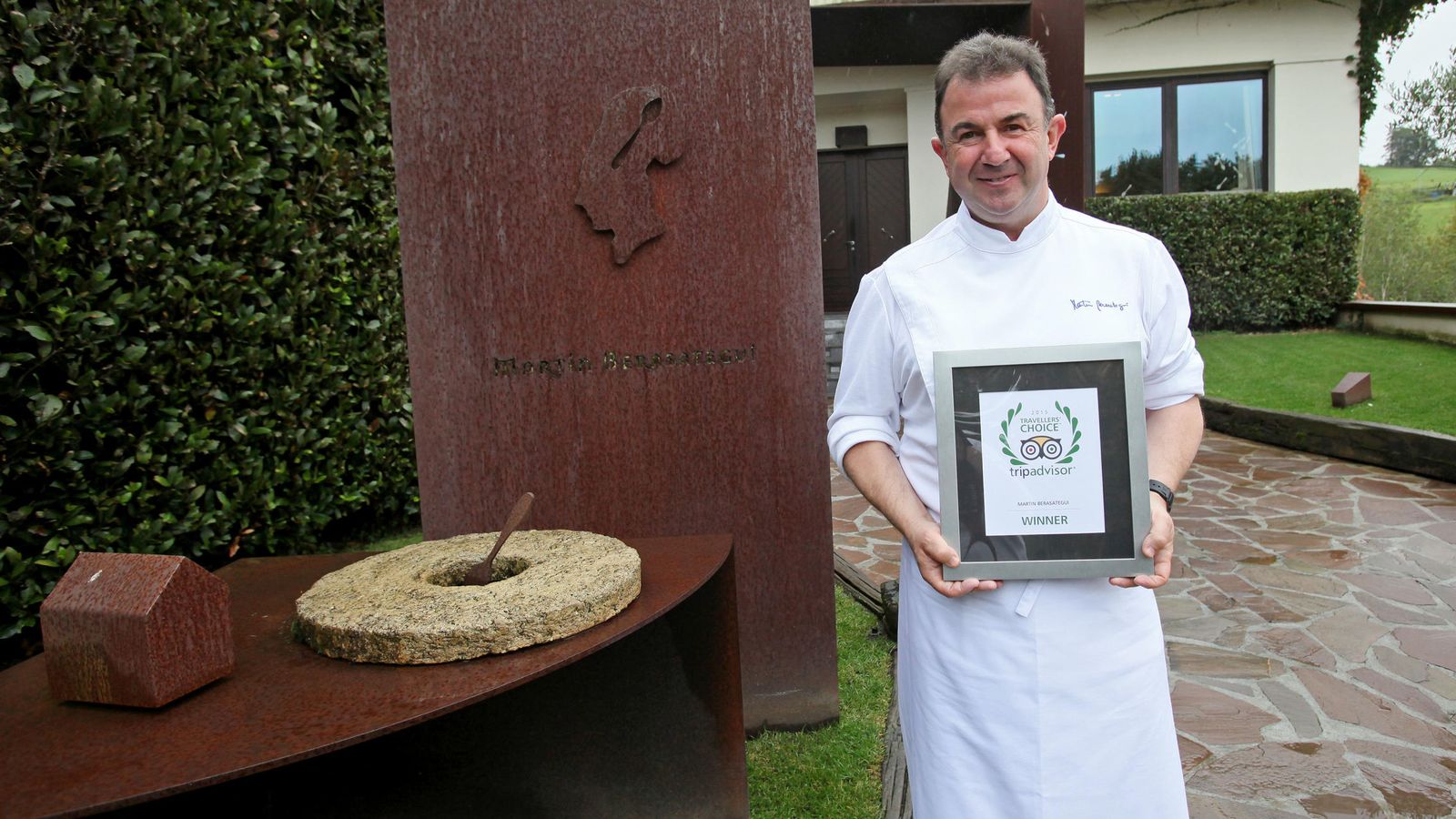 Foto: El cocinero Martín Berasatégui posa con un premio de Tripadvisor