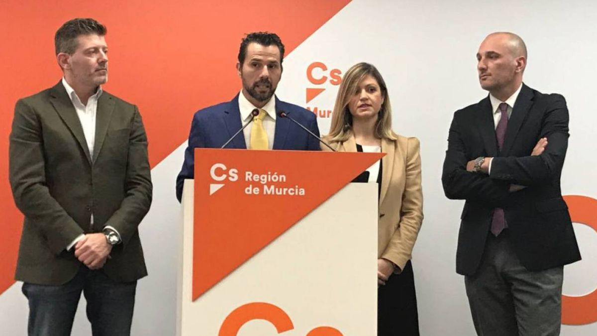 El PP aún confía en la deserción de dos ediles de Cs para salvar el Ayuntamiento de Murcia