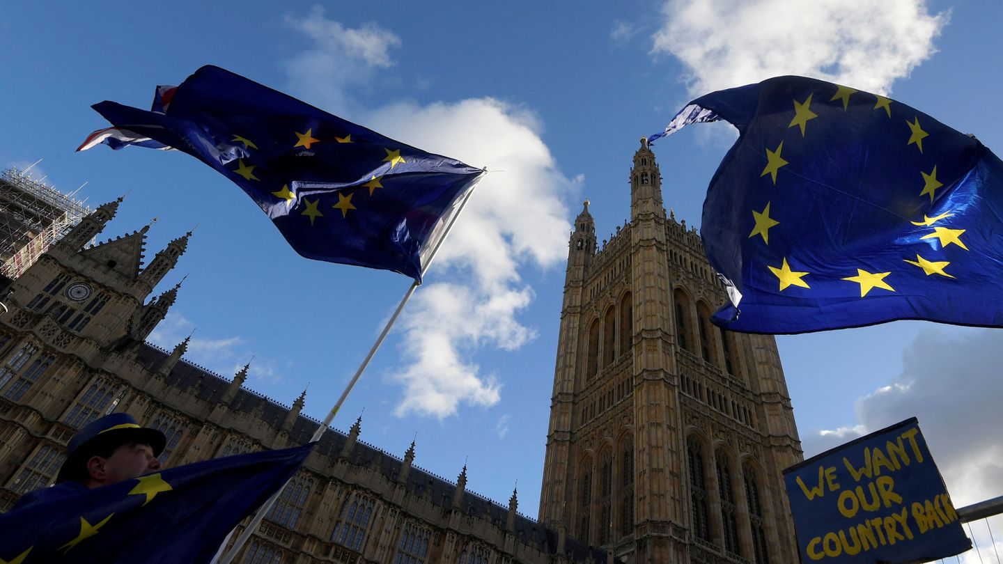 Manifestantes contrarios al Brexit protestan ante el Parlamento británico. (Reuters)


