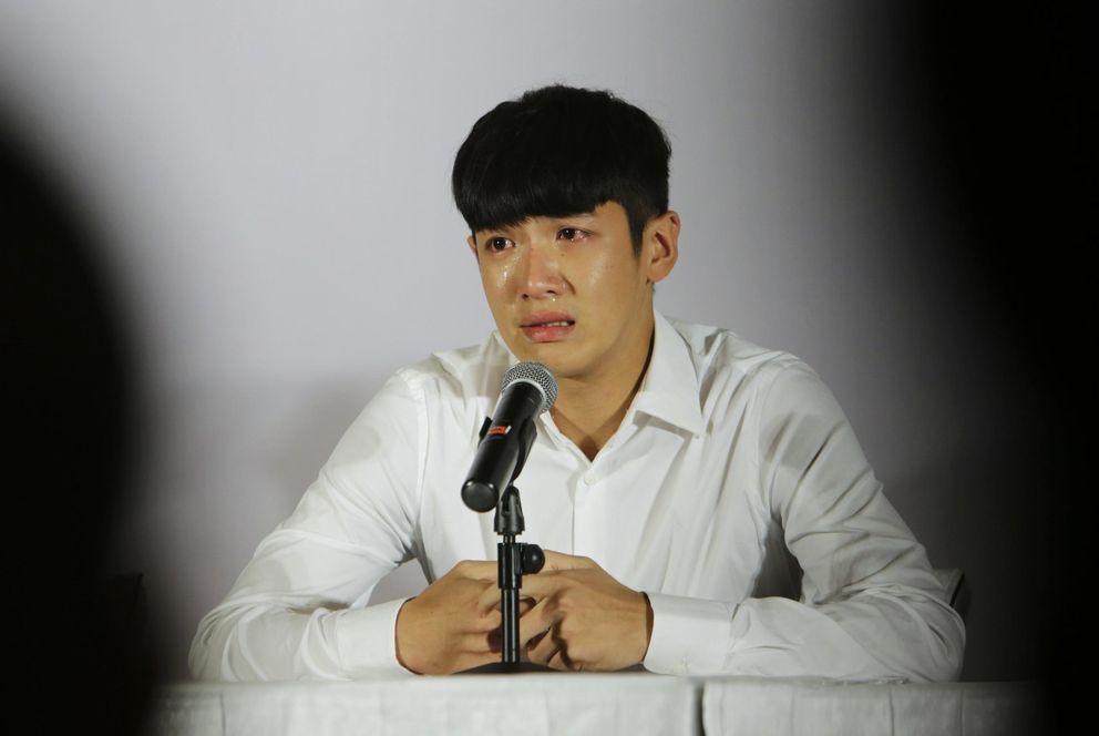 El actor taiwanés Kai Ko llora tras ser liberado después de dos semanas detenido en Pekín.