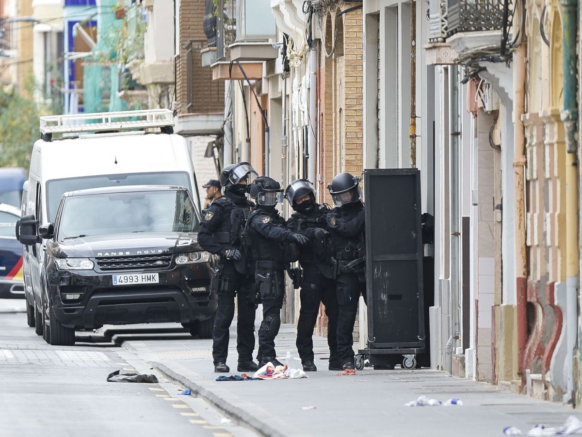 Foto: El operativo de la Policía Nacional de Valencia en el barrio del Cabanyal. (EFE/Biel Aliño)