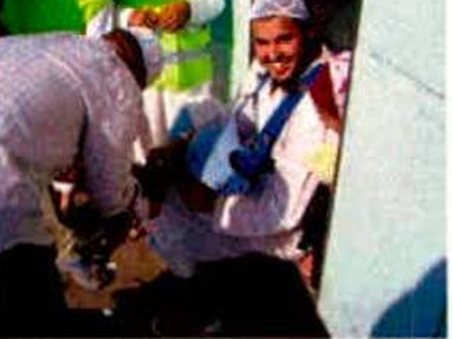 Mohamed El Mahdaoui, lavándose los pies durante el viaje a la Meca.