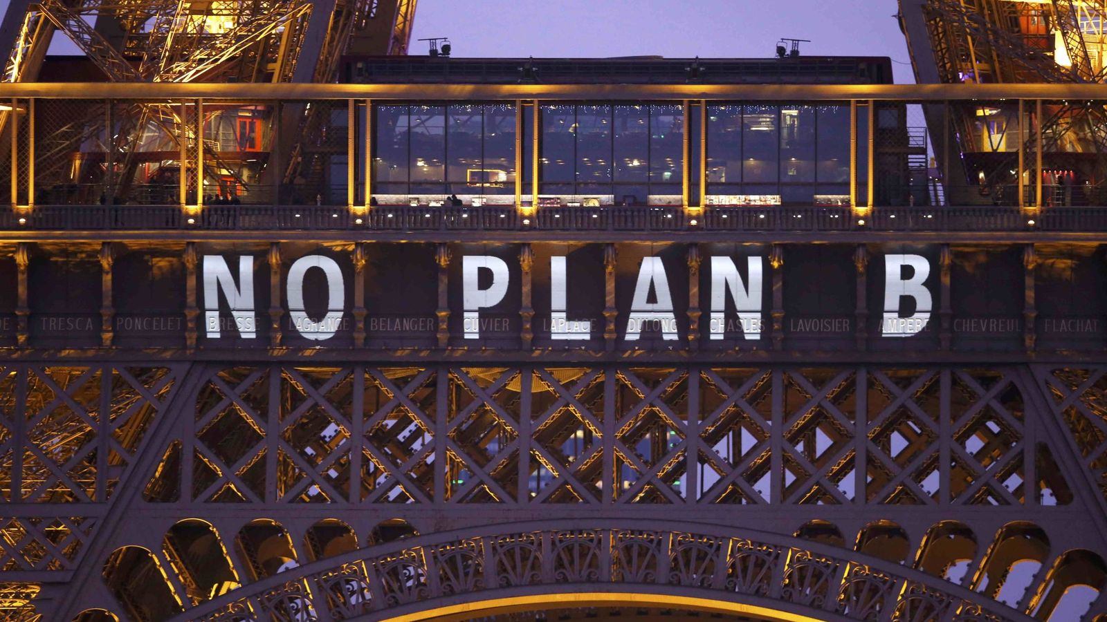 Foto: Uno de los eslóganes que ha mostrado la Torre Eiffel durante la Cumbre del Clima (Reuters)