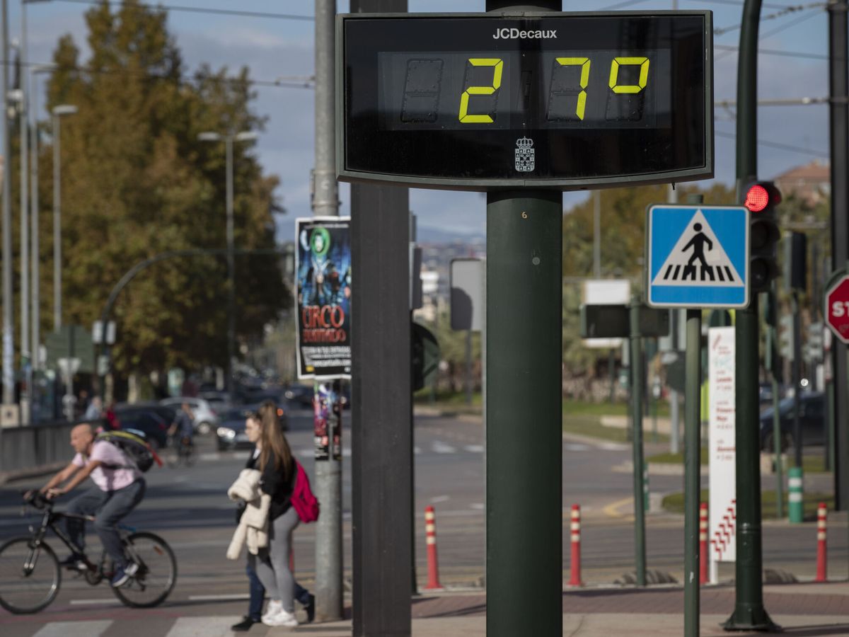 Foto: Un termómetro situado en la Avenida Juan de Borbón de Murcia. (EFE/Marcial Guillén)