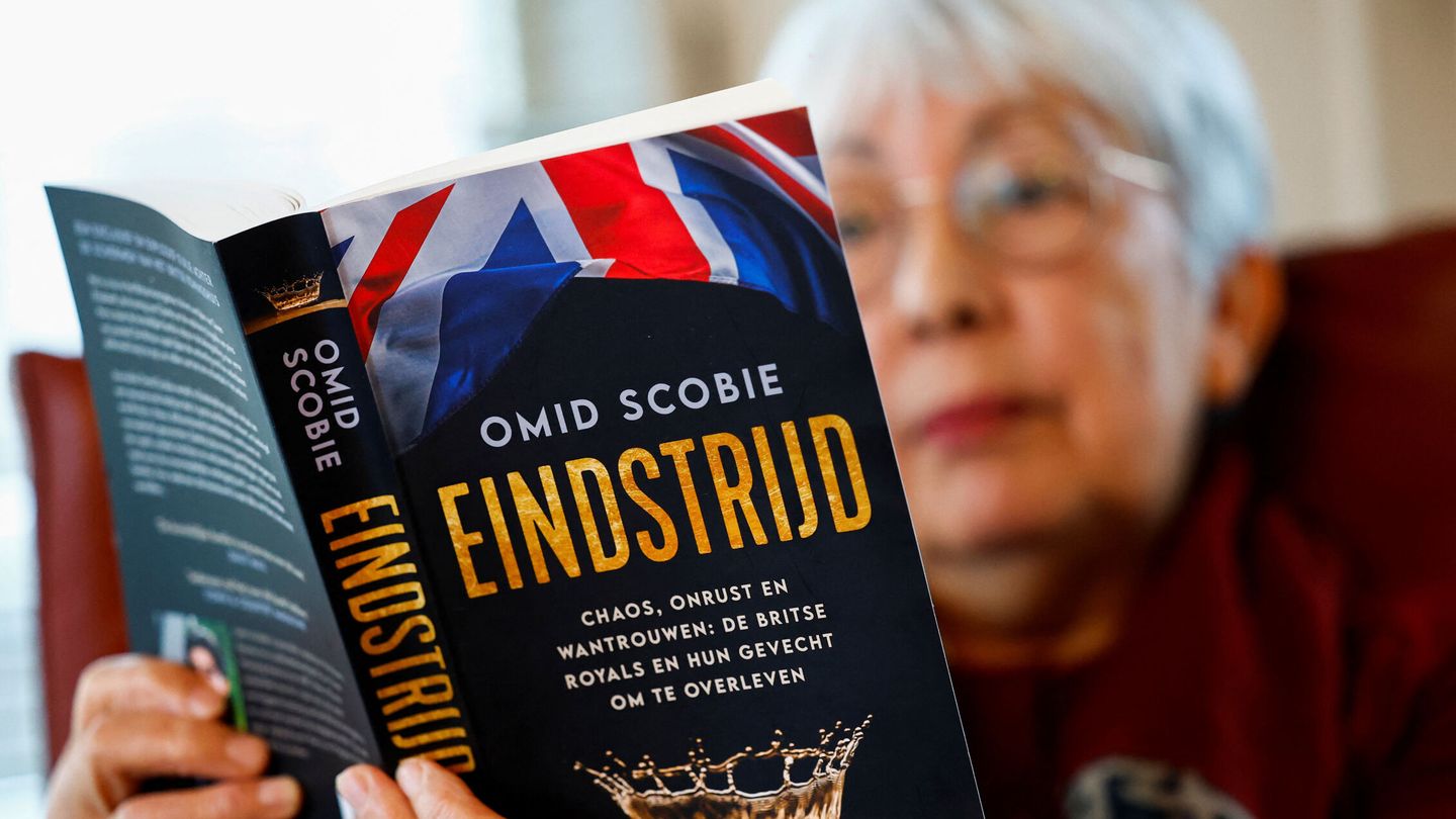 Una mujer lee la versión holandesa de 'Endgame'. (Reuters/Piroschka van de Wouw)