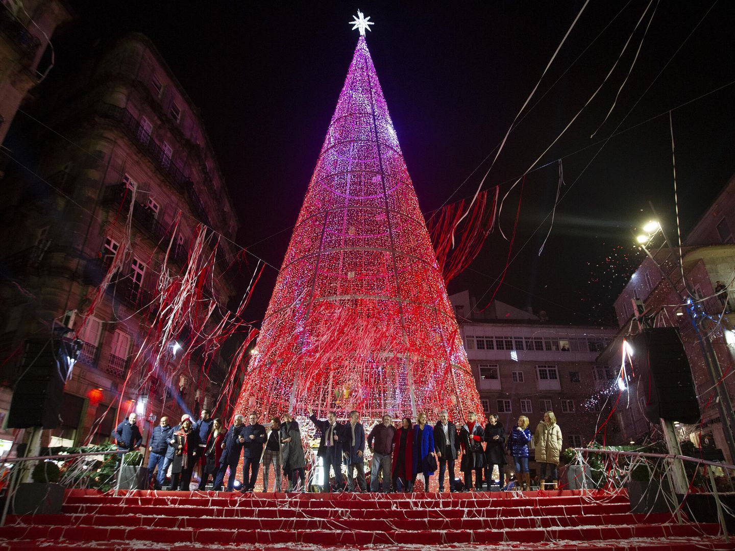 Árbol de Navidad en la Puerta del Sol de Vigo. (EFE/Salvador Sas) 
