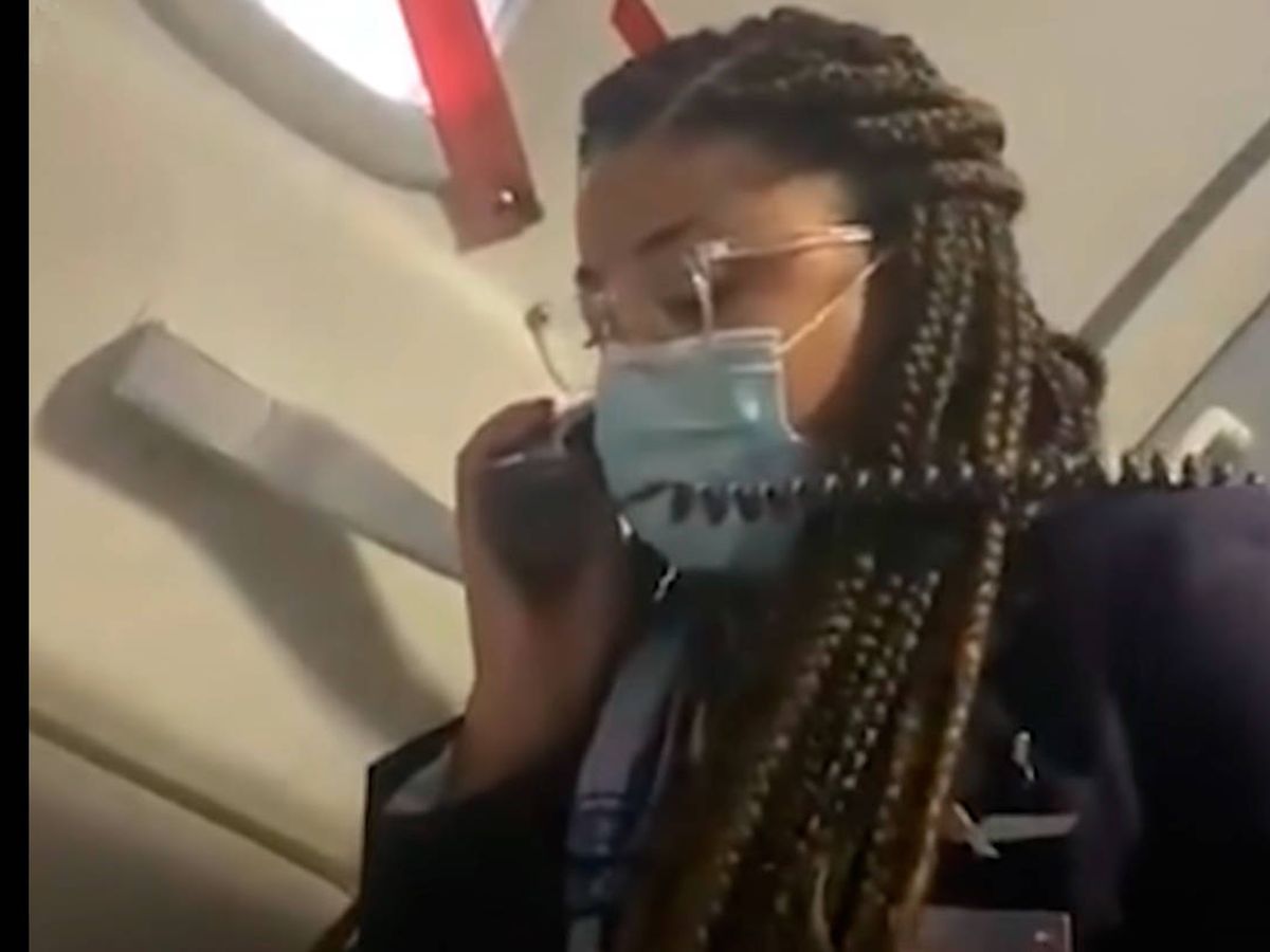 Foto: Breaunna Ross, durante su último vuelo antes de ser despedida (YouTube)