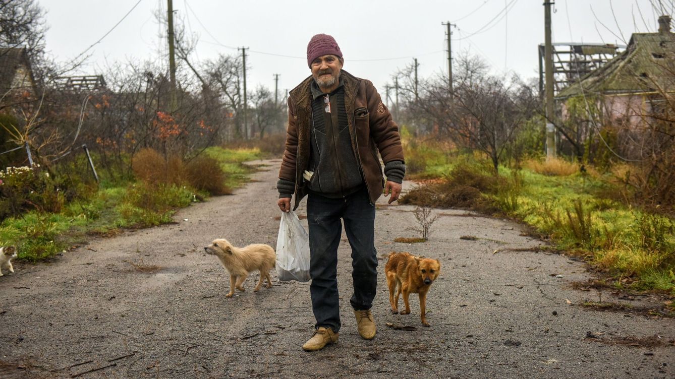 Foto: Un hombre ucraniano pasea por las calles de Jersón tras la ocupación rusa. (EFE/EPA/Oleg Petrasyuk)