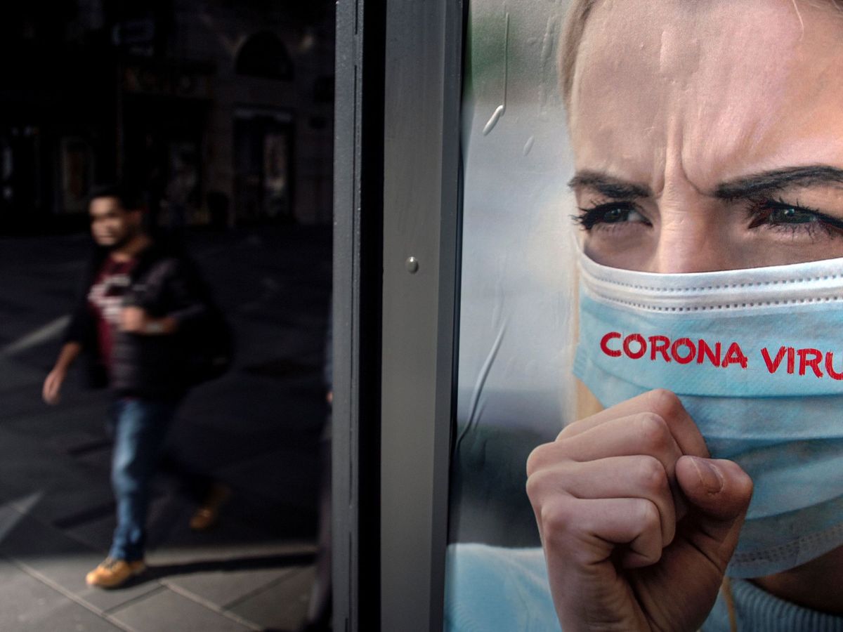 Foto: Un hombre camina junto a un cartel que alerta sobre el coronavirus en Viena. (EFE)
