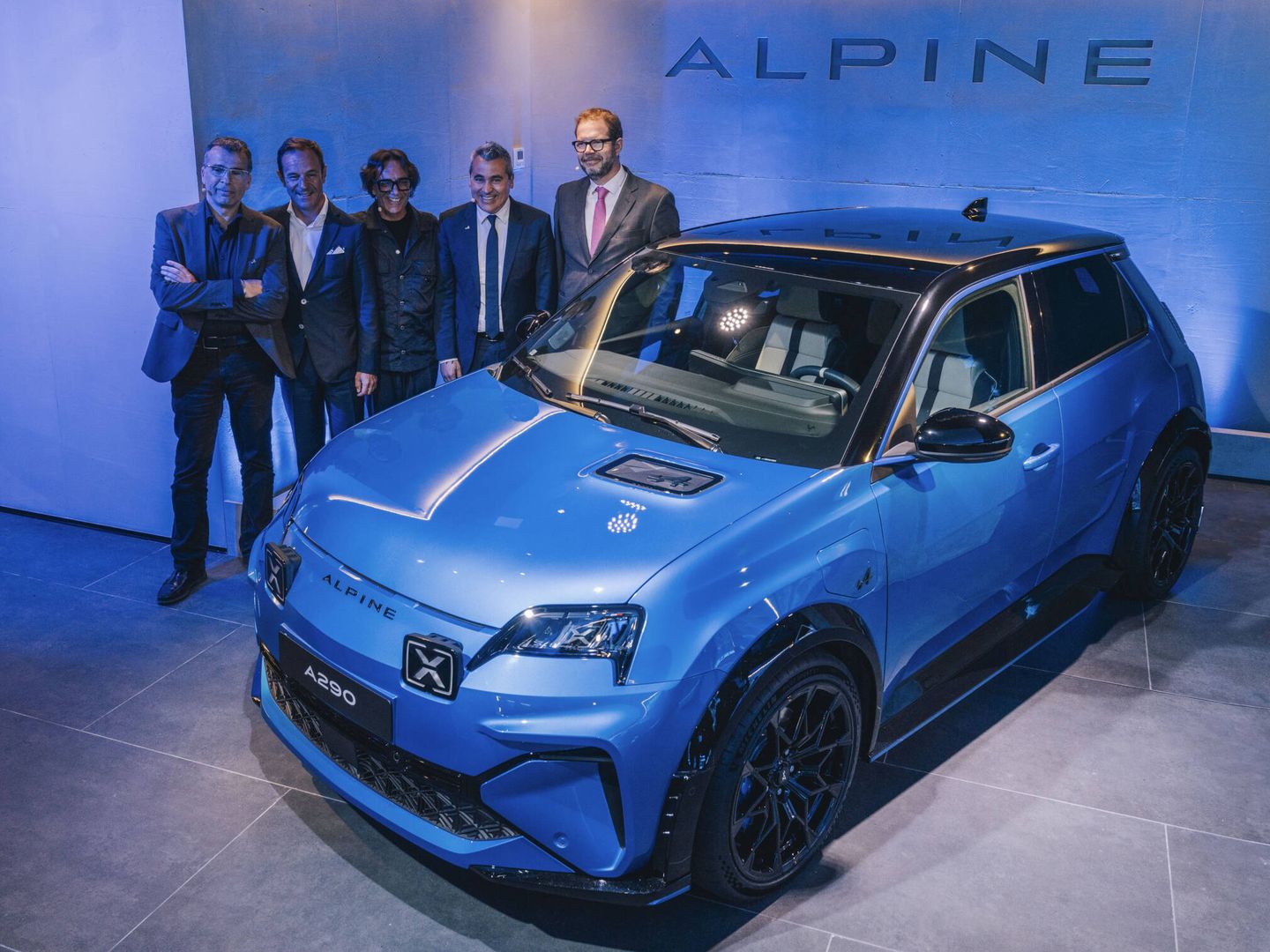 Directivos de Renault Group y Alpine, junto al A290 en la inauguración del Atelier Alpine de Barcelona.