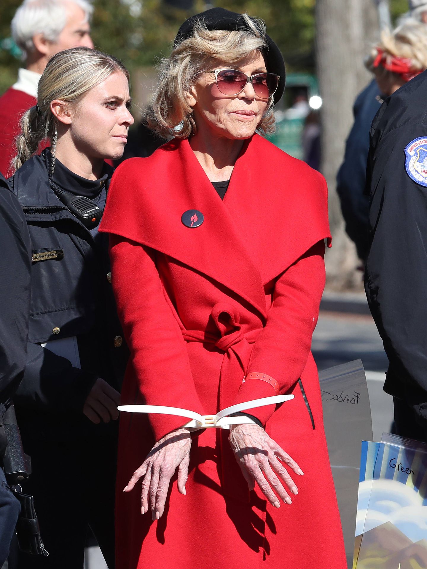 Jane Fonda (con su look de activista), cuando fue arrestada por manifestarse contra el cambio climático frente al Capitolio. (Getty)