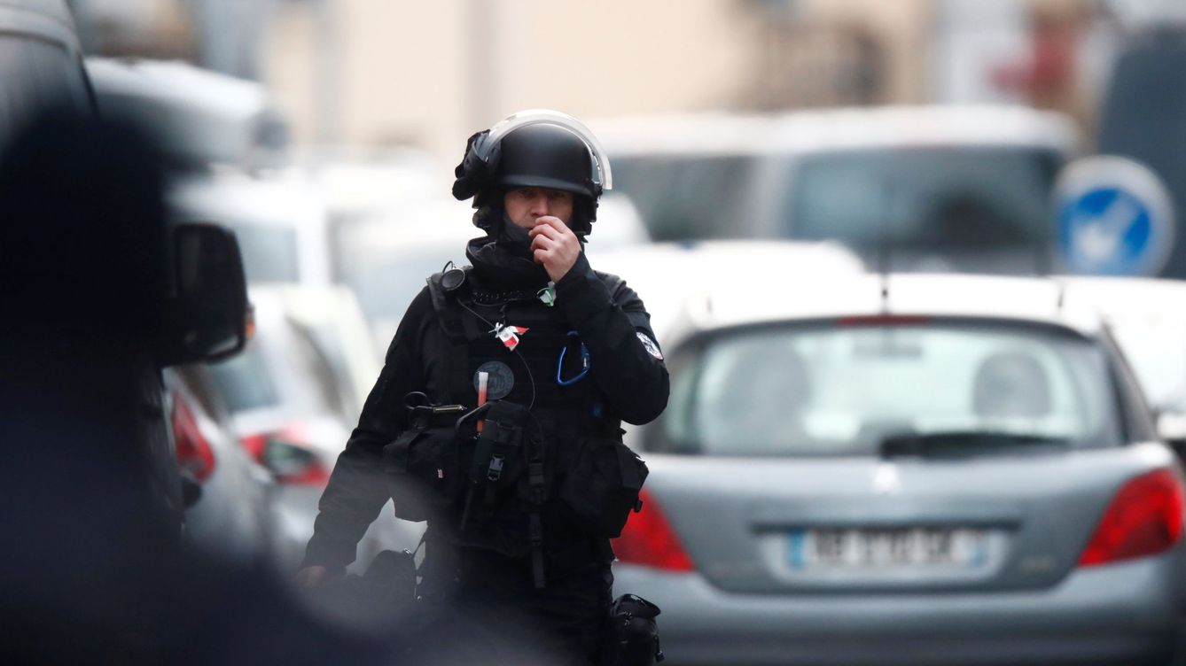 Foto: Miembros de las fuerzas especiales de la policía francesa controlan el tráfico durante los registros en Neudorf. (Reuters)