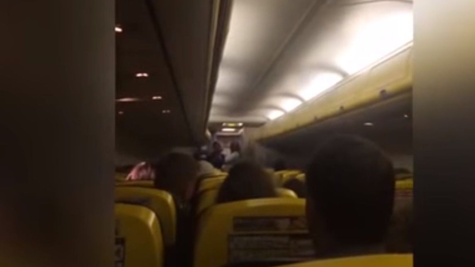Foto: La escena grabada durante las palabras de la azafata de Ryanair