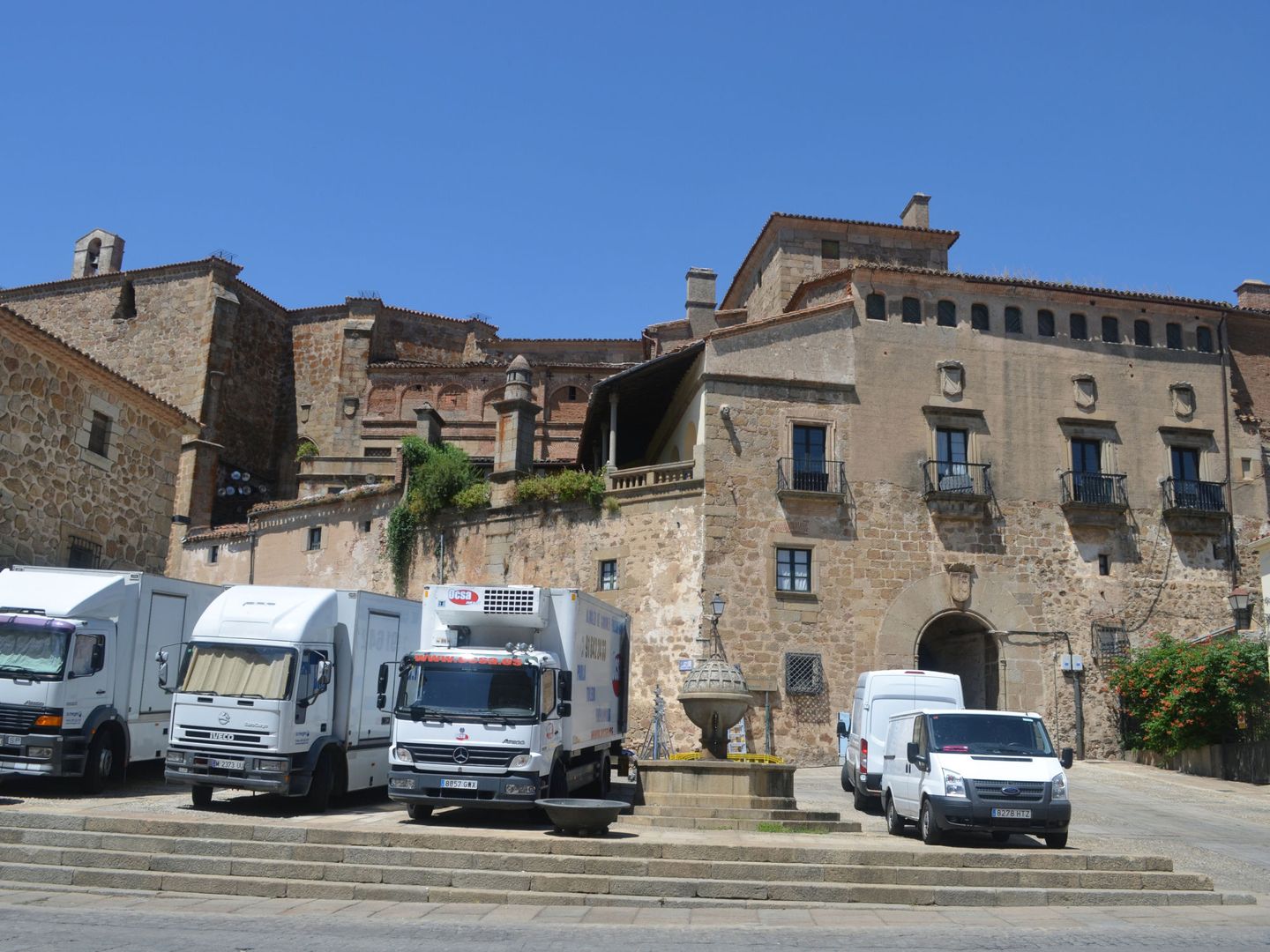 Varias furgonetas de rodaje aparcadas delante del palacio de Mirabel. (EFE)
