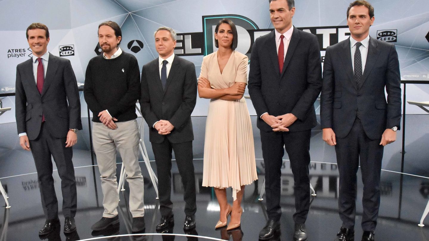 Rivera junto a Sánchez, Casado, Iglesias y los moderadores del Debate Decisivo. (Reuters)