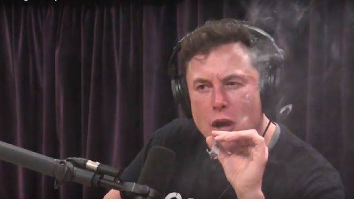Elon Musk se fuma un porro de marihuana durante un 'podcast' y se queda tan pichi