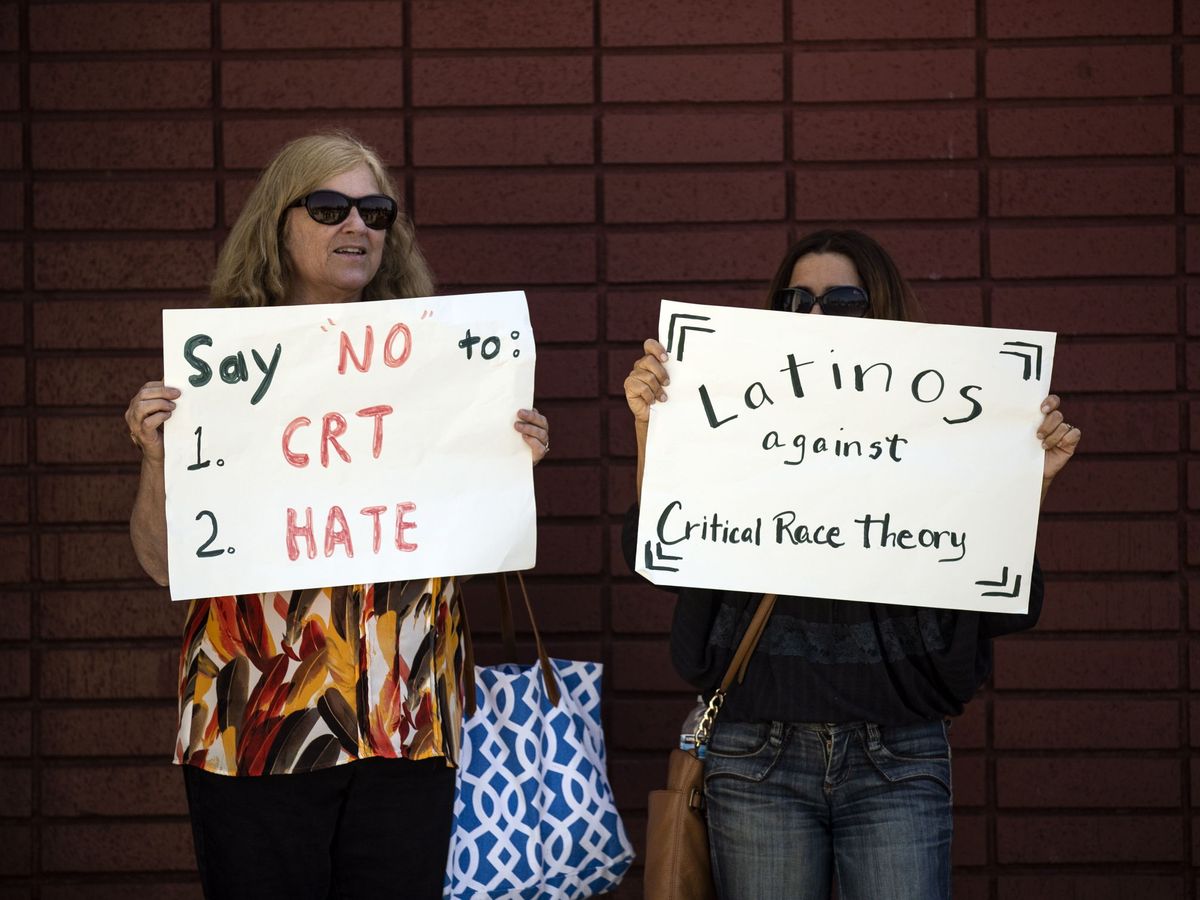 Foto: Protesta contra la "teoría crítica racial" en Los Alamitos, California. (EFE)