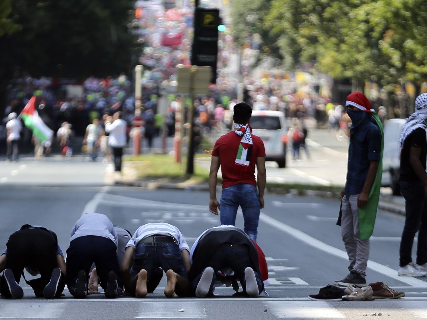 Varios musulmanes rezan durante una protesta en contra de los ataques de Israel en el centro de Bruselas (Reuters)