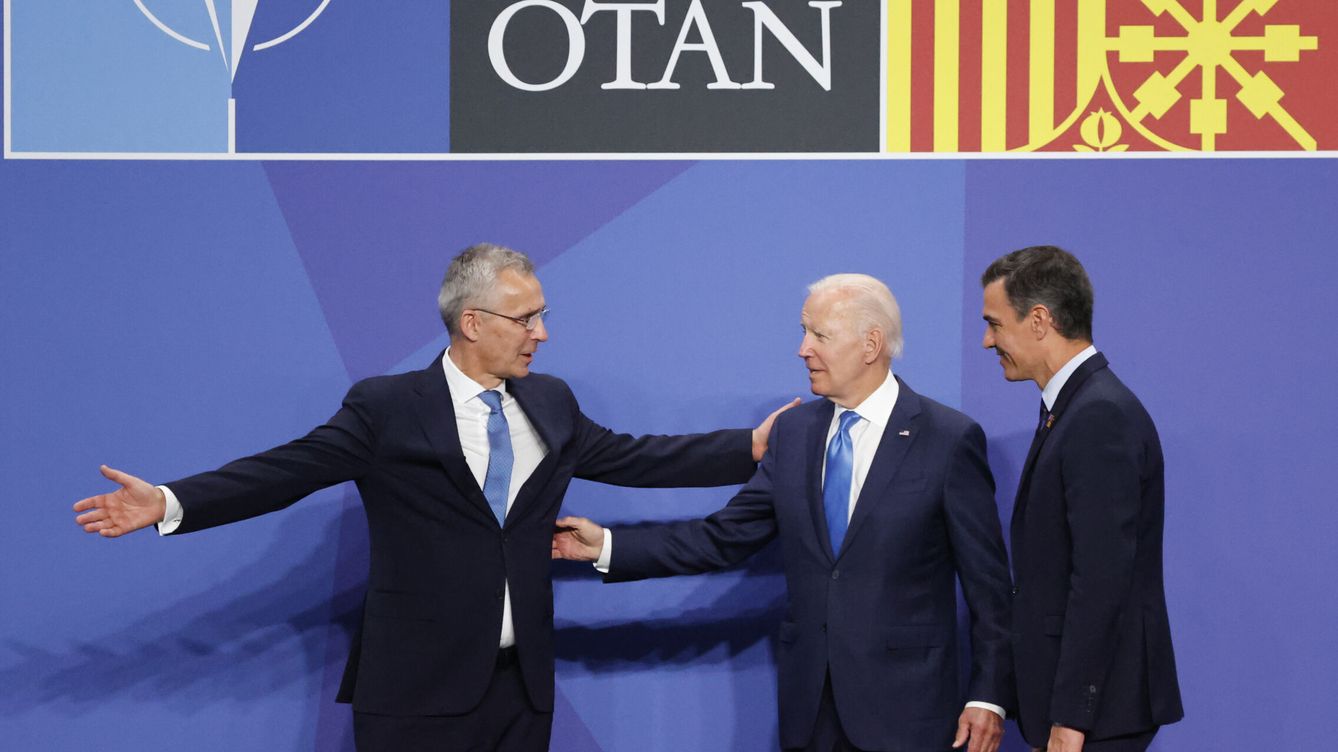 Foto: El presidente del Gobierno, Pedro Sánchez (d), junto con el secretario general de la OTAN, Jens Stoltenberg (i), y el presidente de Estados Unidos, Joe Biden (c), en la cumbre de Madrid. (EFE/Brais Lorenzo)