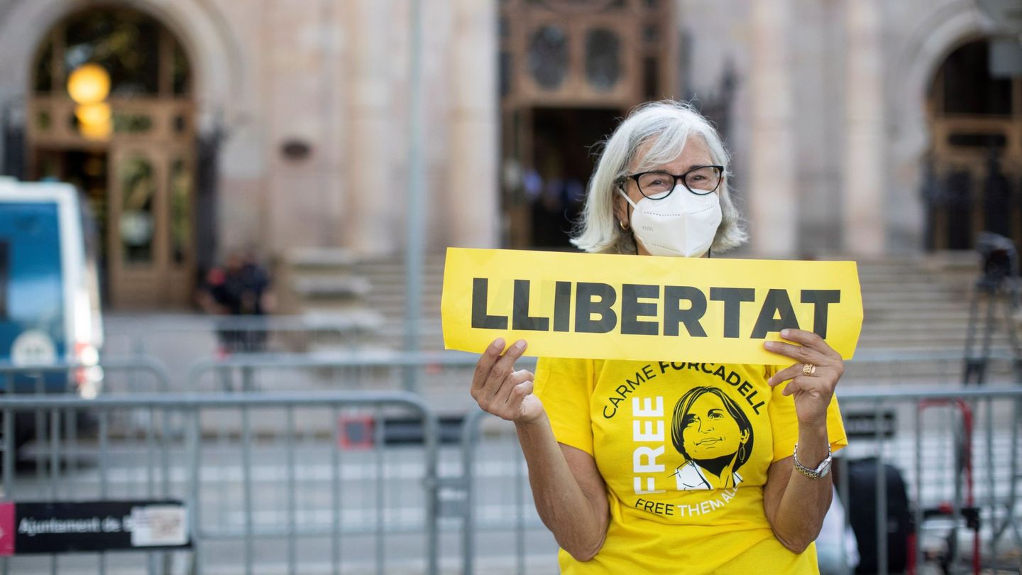 Varias decenas de manifestantes muestran su apoyo en el primer juicio. (EFE/Marta Pérez)