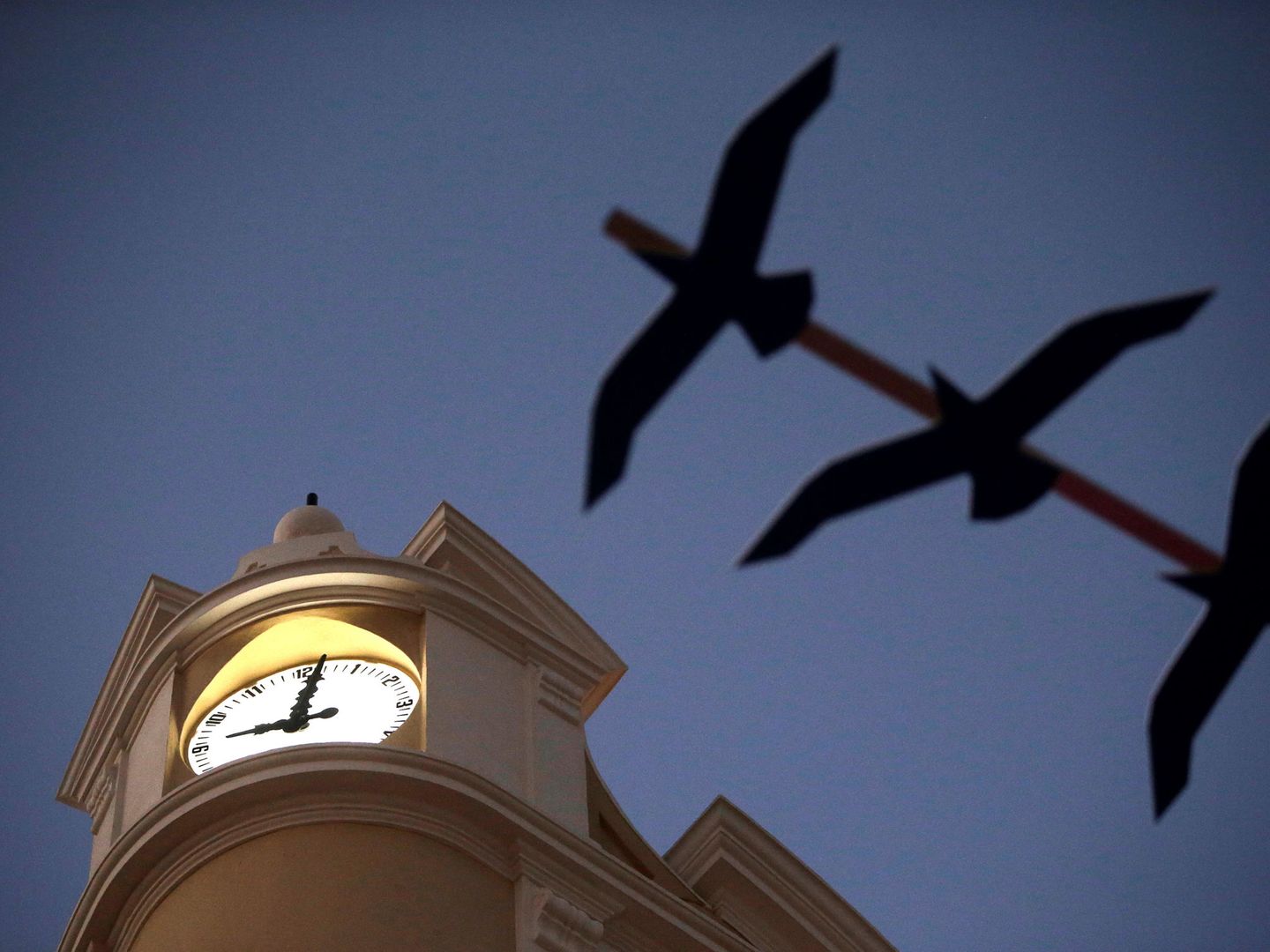 Reloj en la fachada de un hotel en Ronda. (Reuters/Jon Nazca)