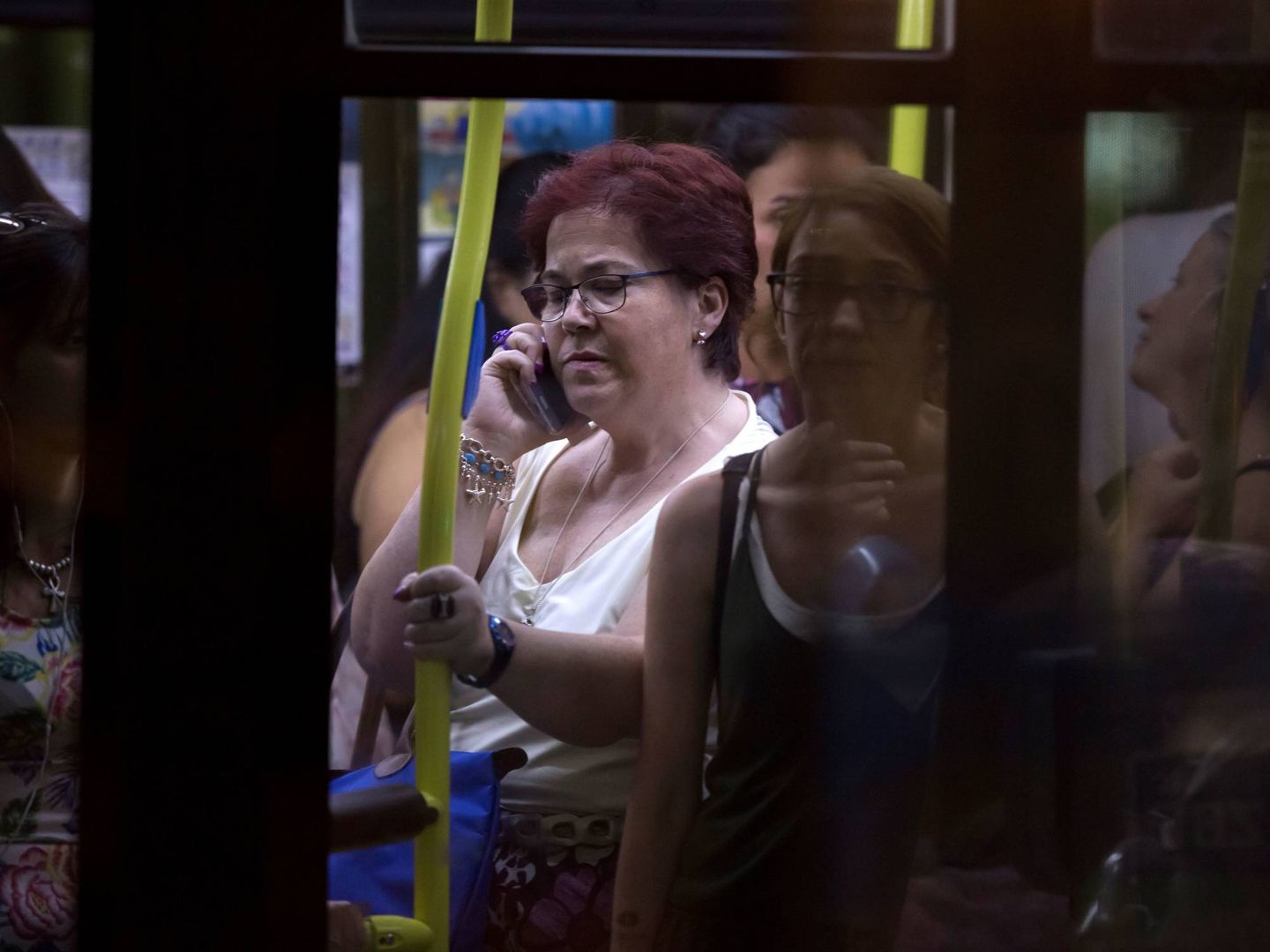 Una mujer habla por teléfono en un autobús madrileño. (Reuters/Juan Medina)